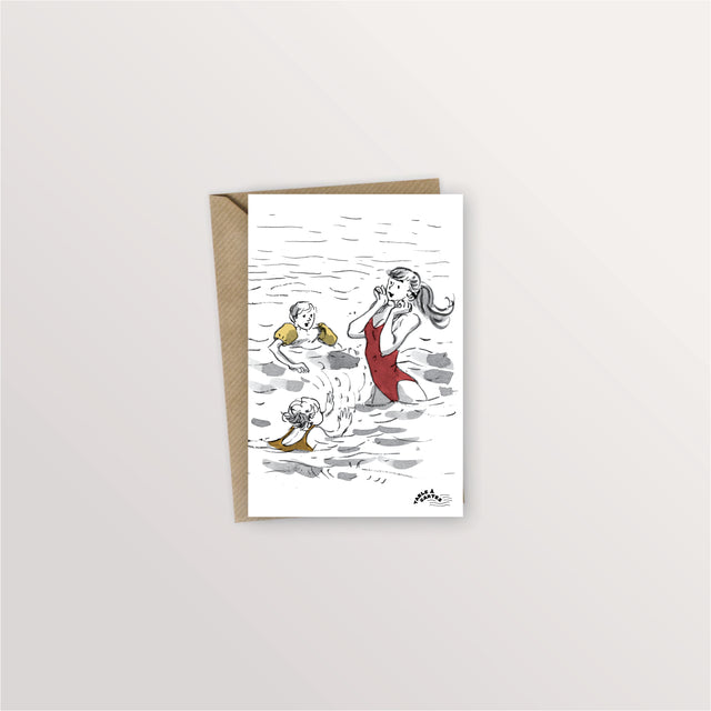 Carte postale « Baignade » : maman et enfants barbotant dans les vagues avec leurs bouées