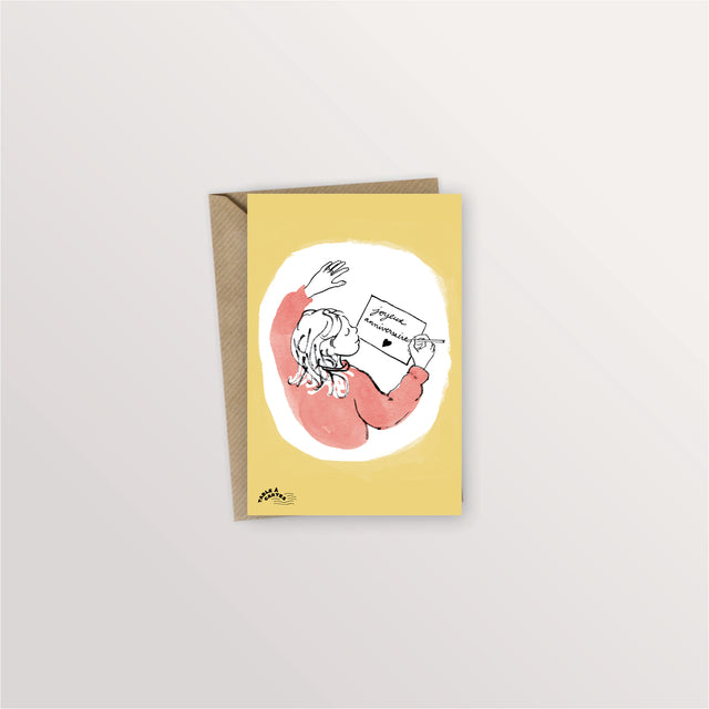 Carte postale « Lettre d'anniversaire » : enfant écrivant une lettre, fond jaune