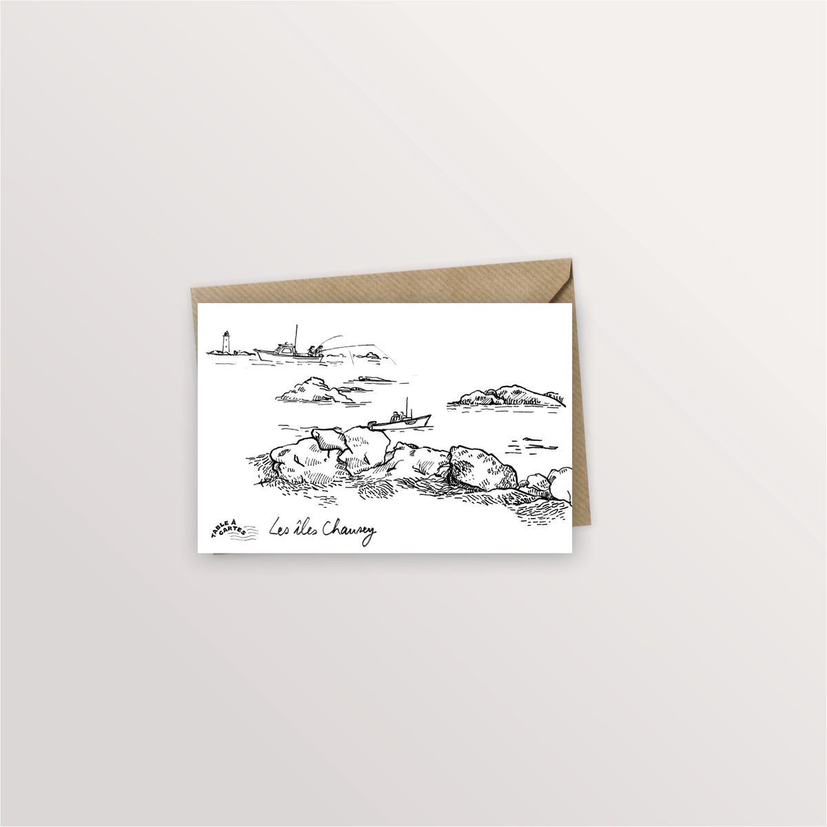 Carte postale îles Chausey : chaos de rochers, bateaux de pêche et phare au loin, dessin à l'encre