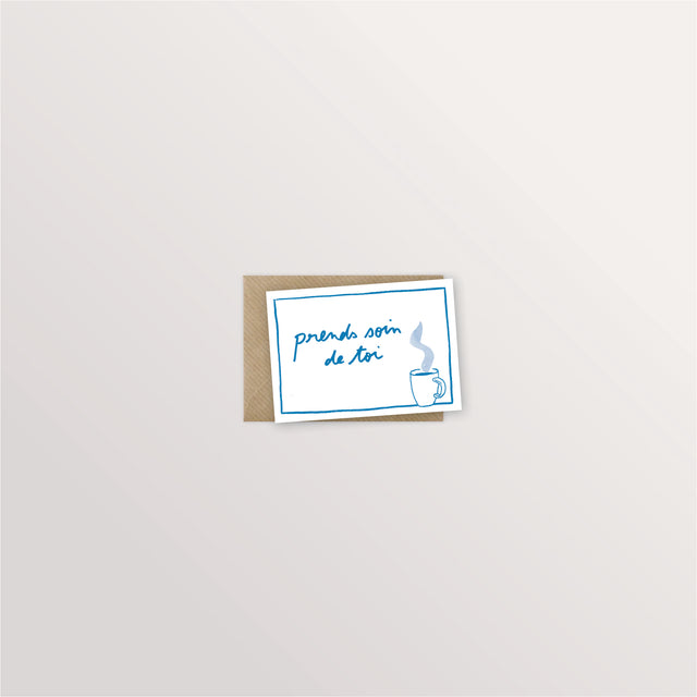 Mini-carte « Prends soin de toi » calligraphiée en bleu avec une tasse fumante