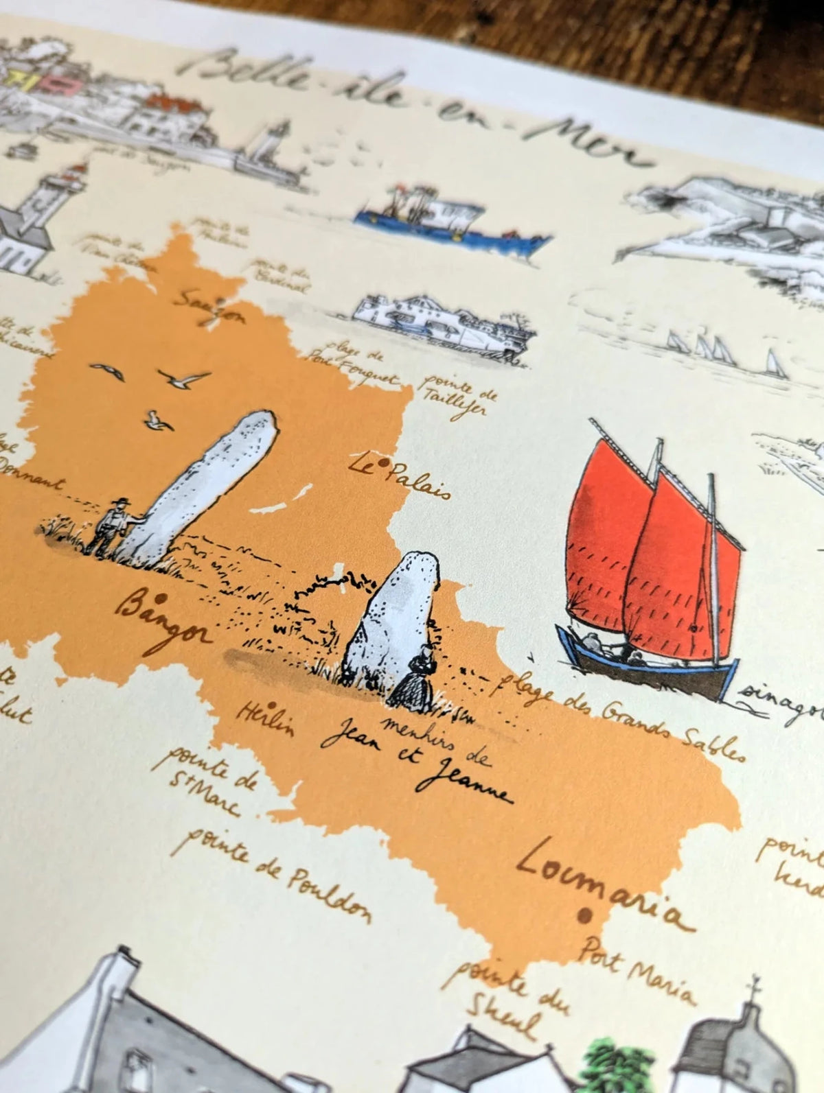 Détail de l'affiche Belle-Île-en-Mer : menhirs, voile rouge et côte sauvage sur fond orange