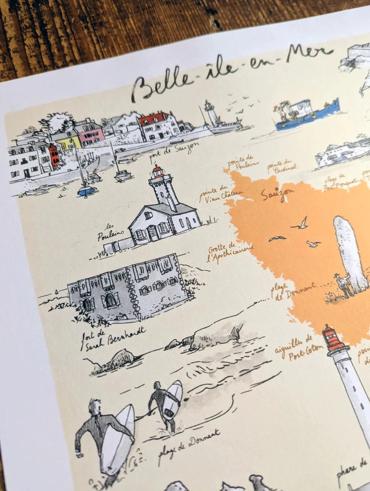 Détail de l'affiche Belle-Île-en-Mer : Le Palais, la citadelle, surfeurs et phare dessinés à l'encre