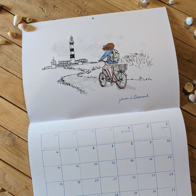 Calendrier 2027 « D'île en île » ouvert : cycliste près d'un phare rayé noir et blanc