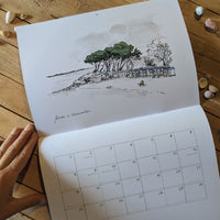 Calendrier 2027 « D'île en île » ouvert : pins parasols de l'île de Noirmoutier dessinés à l'encre
