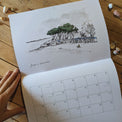Calendrier 2027 « D'île en île » ouvert : pins parasols de l'île de Noirmoutier dessinés à l'encre