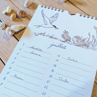 Calendrier perpétuel des anniversaires, page de juillet : sternes et poussins dessinés, prénoms notés à la main