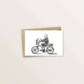 Carte d'anniversaire illustrée - Mamie à vélo livrant un gâteau