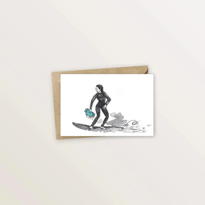 Carte d'anniversaire illustrée - Surfeur livrant un gâteau sur sa planche