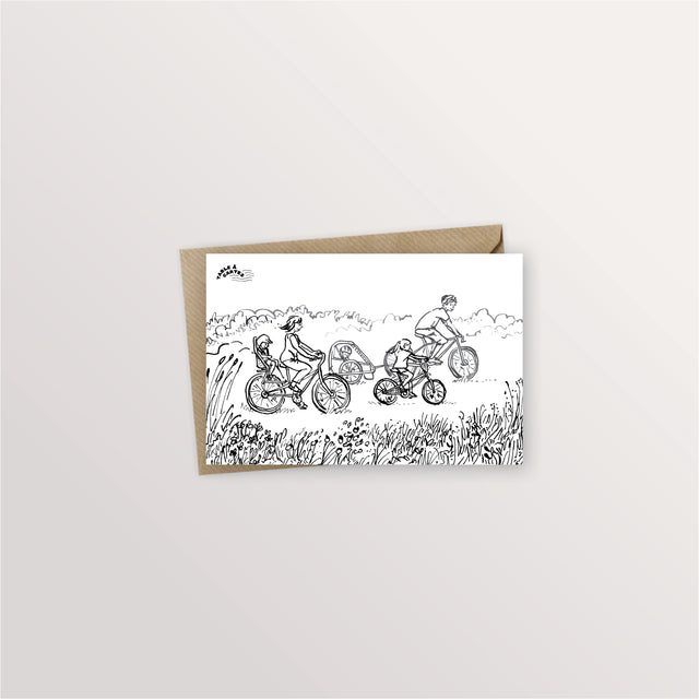 Carte postale « Balade à vélo » : famille à vélo dans la campagne, dessin à l'encre