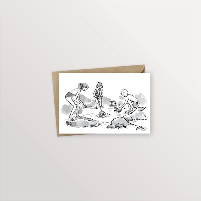 Carte postale « Marée basse » : trois enfants pêchant à l'épuisette entre les rochers