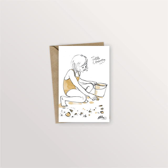 Carte postale « Petits trésors » : fillette ramassant coquillages et galets dans son seau