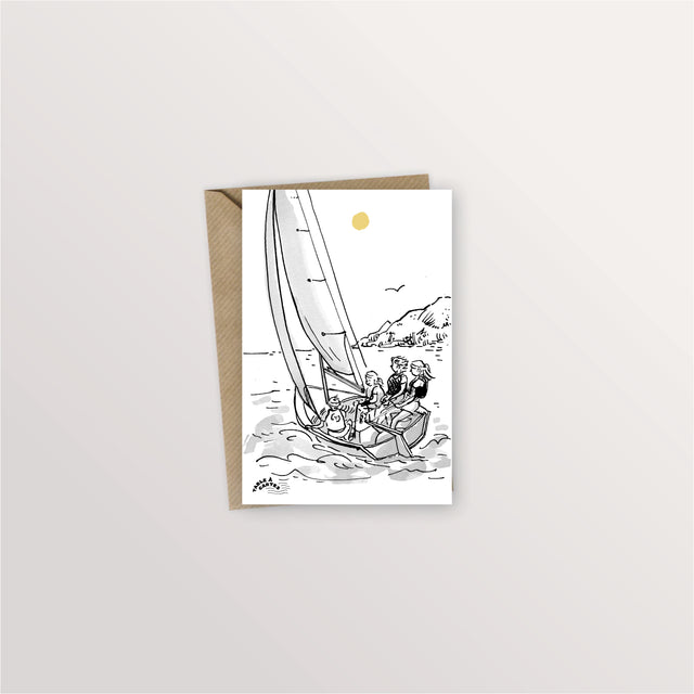 Carte postale « Sortie en mer » : famille à bord d'un voilier le long d'une côte rocheuse