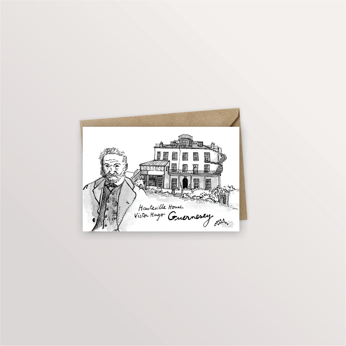 Carte postale Guernesey : Victor Hugo devant Hauteville House, dessin à l'encre avec enveloppe kraft