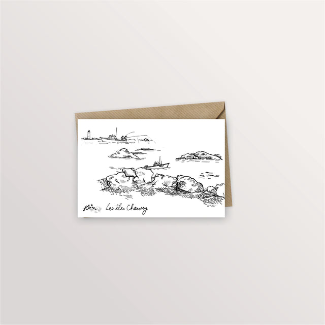 Carte postale îles Chausey : chaos de rochers, bateaux de pêche et phare au loin, dessin à l'encre