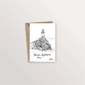 Carte postale Jersey : le phare de Corbière sur son îlot rocheux face à la mer, dessin à l'encre