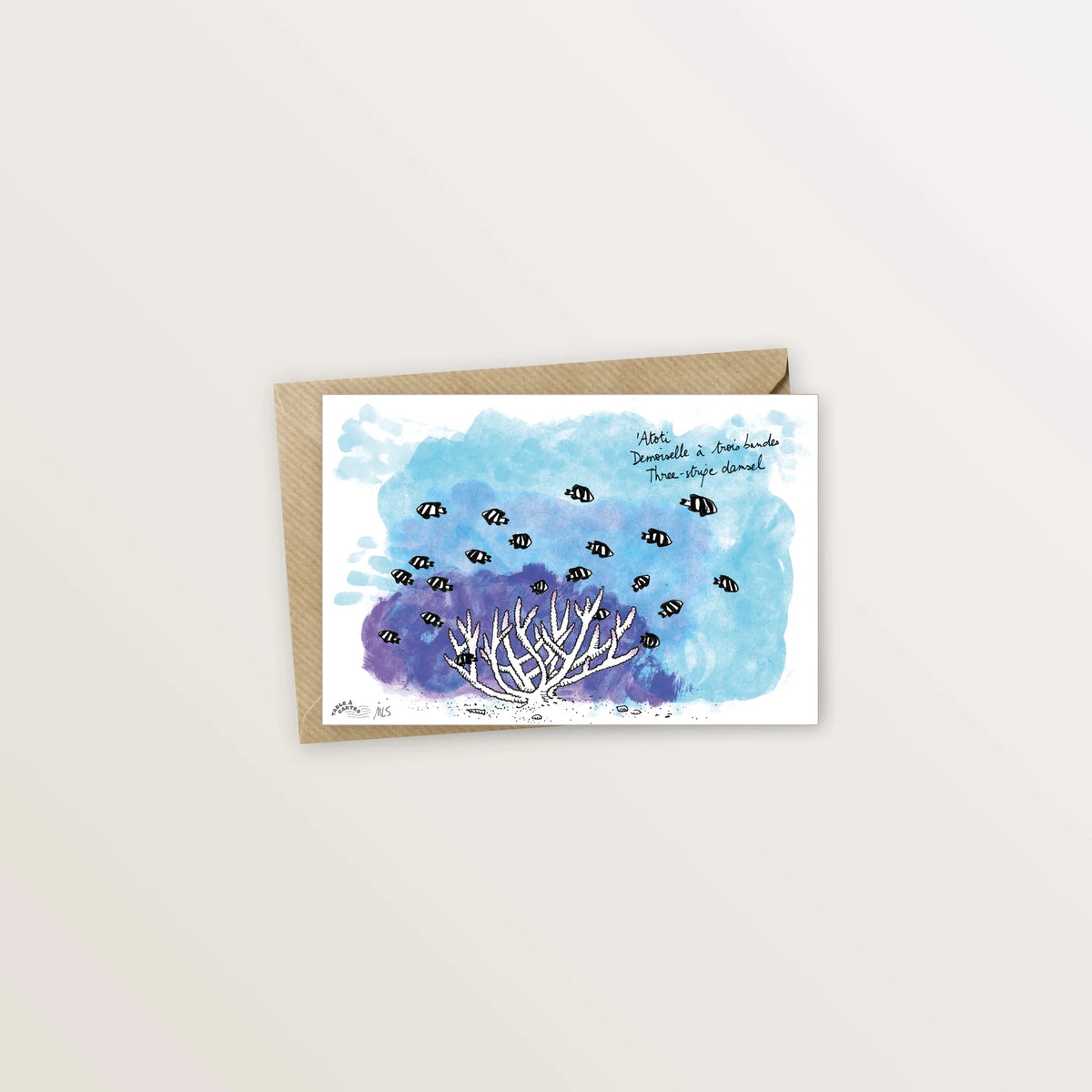 Carte postale Poissons demoiselles : poissons rayés autour d'un corail, aquarelle bleue et violette, avec enveloppe kraft