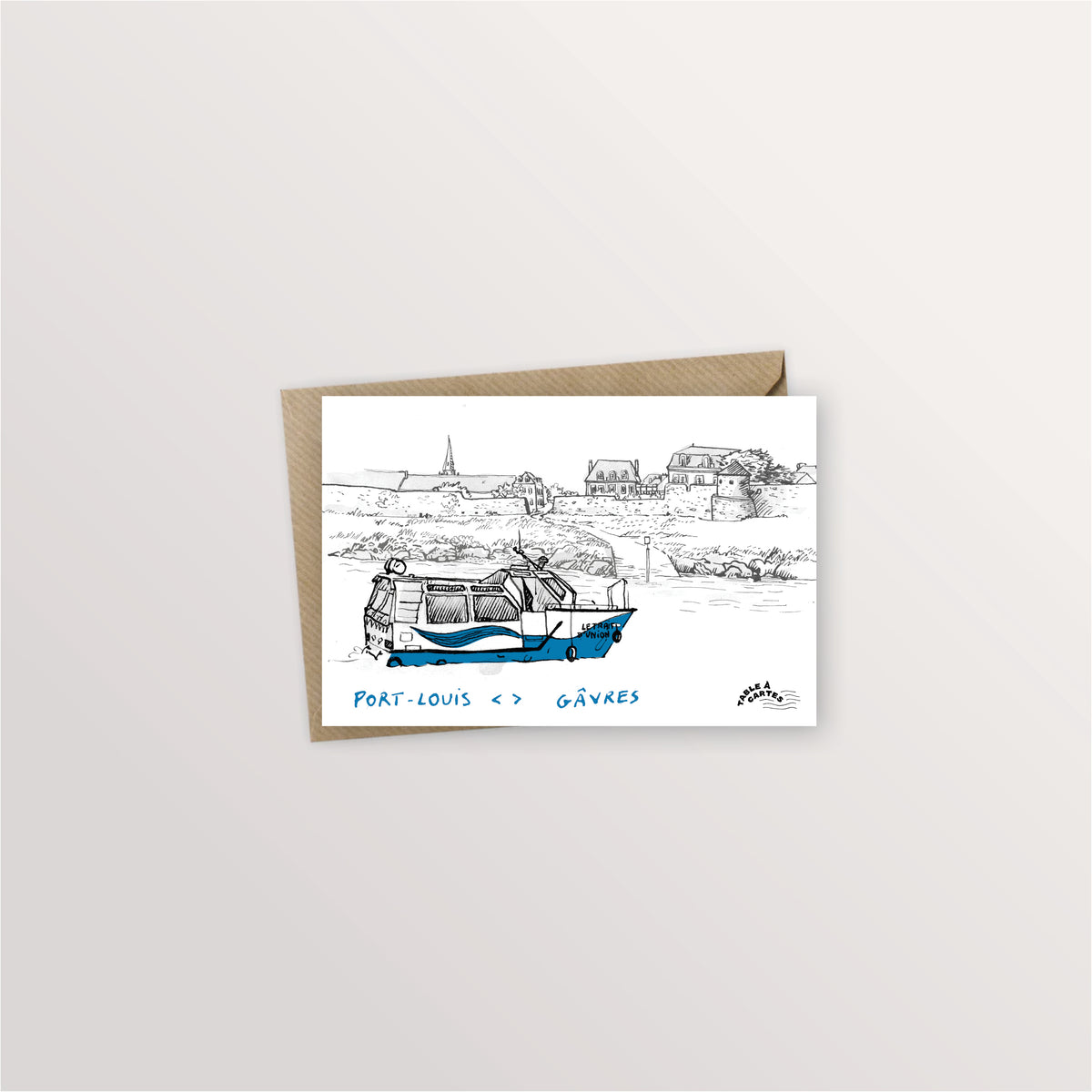 Carte postale Port-Louis – Gâvres : le bateau passeur bleu et blanc devant Port-Louis