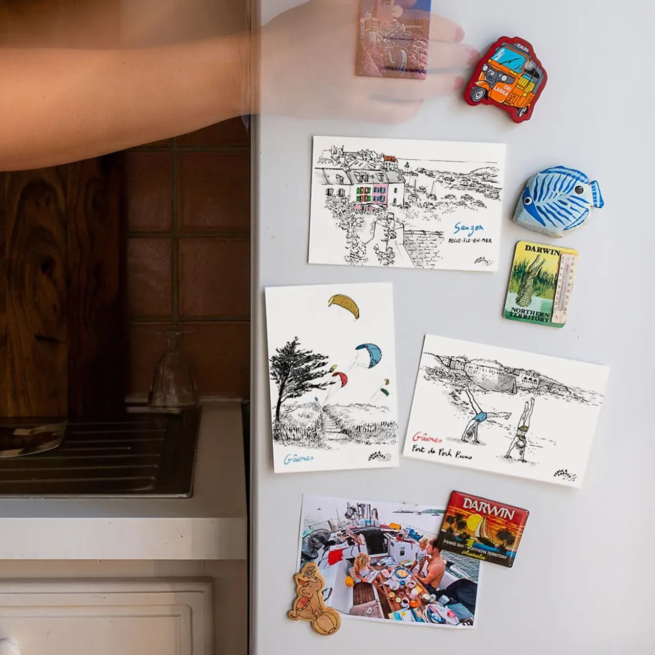 cartes-postales-souvenirs-table-a-cartes