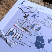 Détail de l'affiche Île de Molène : bateau de pêche, bouée de sauvetage et livre sur fond bleu