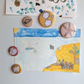 Magnets coquillages retenant un dessin d'enfant sur la porte d'un réfrigérateur