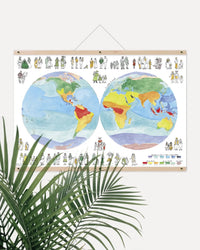 Affiche Palette du monde suspendue par un support en bois, derrière une plante verte