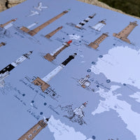 Détail de l'affiche Phares du Finistère : alignement de phares sur la carte bleu lavande