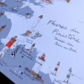 Détail de l'affiche Phares du Finistère : titre calligraphié et phares rouges et blancs du Penn-ar-Bed