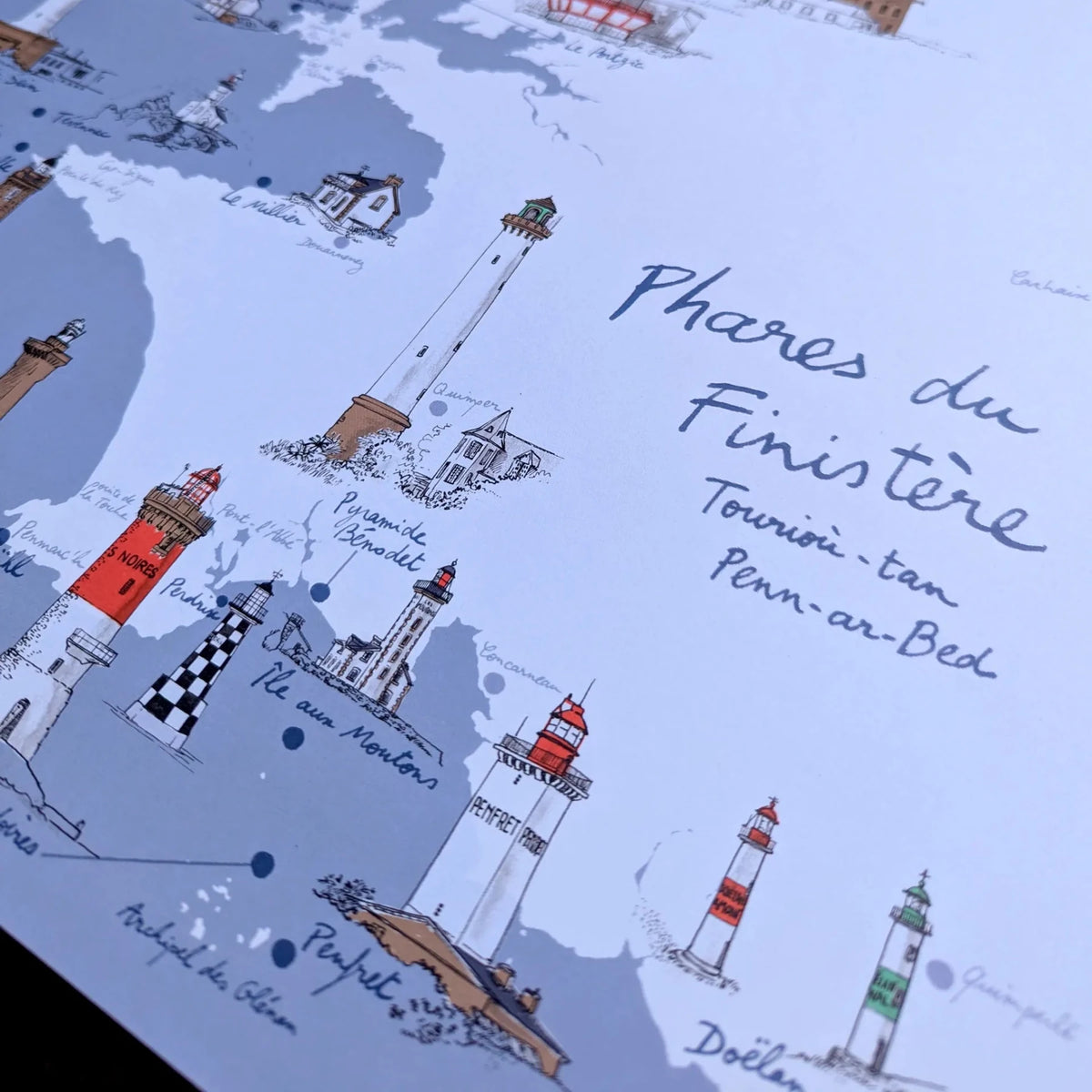 Détail de l'affiche Phares du Finistère : titre calligraphié et phares rouges et blancs du Penn-ar-Bed