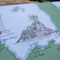 Détail de l'affiche GR34 : le Mont-Saint-Michel dessiné à la plume au-dessus de la baie