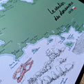 Détail de l'affiche GR34 : titre calligraphié, pointe de Penmarc'h et homard dessinés à l'encre